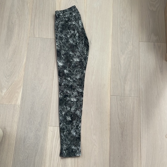 Paige printed skinny jeans (black and white), size 24 - Picture 3 of 10